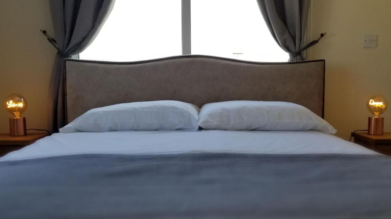 Penthouse Apartment Universal Paphos Bagian luar foto